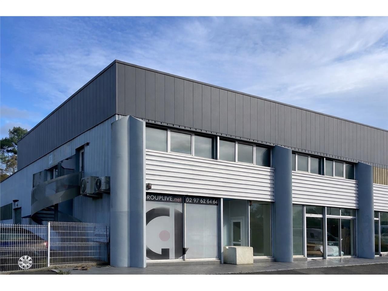Situé au sein d'un batiment professionnel en bord