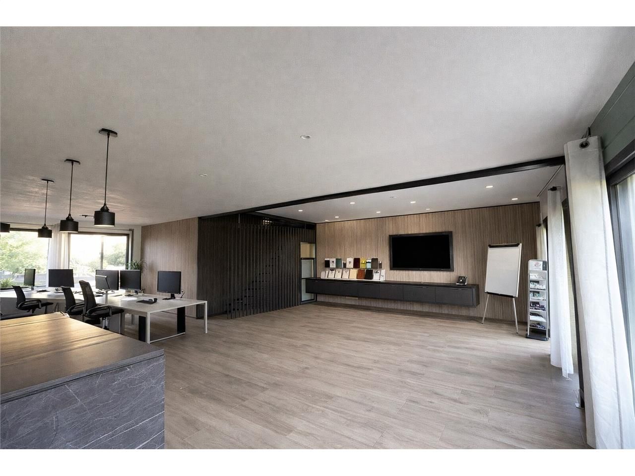 Situé au coeur d'une zone artisanale, ce bâtiment