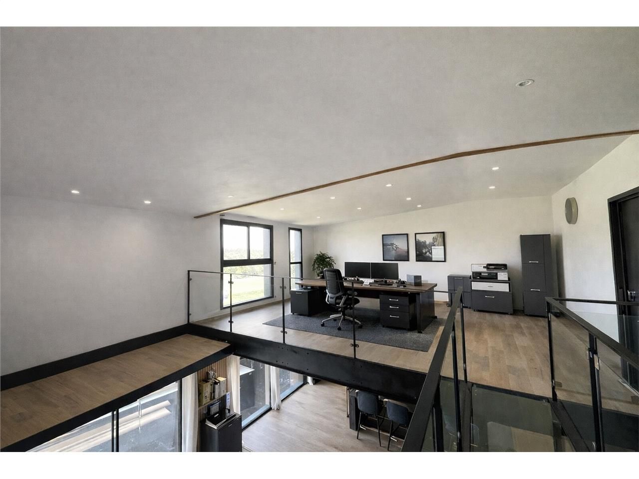 Situé au coeur d'une zone artisanale, ce bâtiment