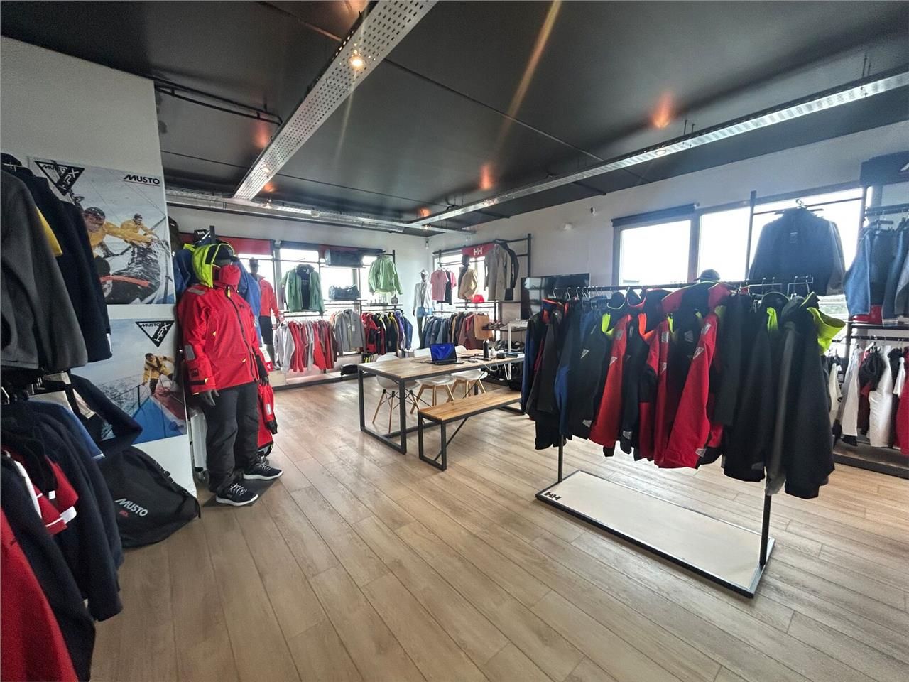 Situé dans la zone d'activité de la Base, nous vo