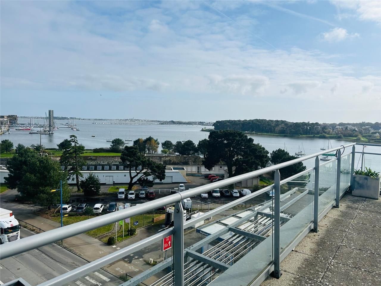 Situé dans la zone d'activité de la Base, nous vo