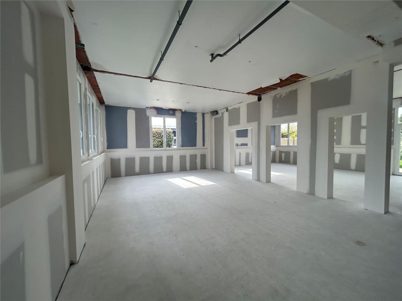 Situé dans la zone d'activité dynamique de Kerpon