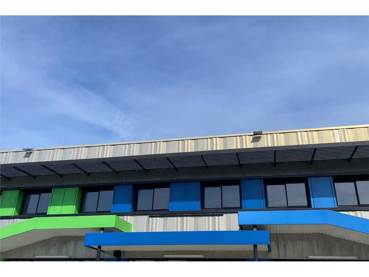 Situé au premier étage d'un complexe tertiaire et