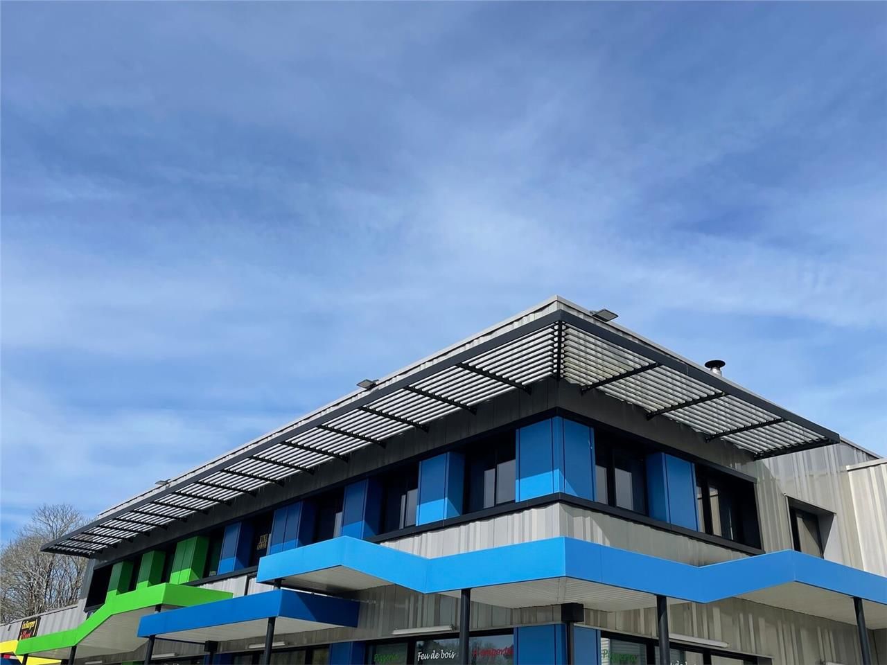 Situé au premier étage d'un complexe tertiaire et