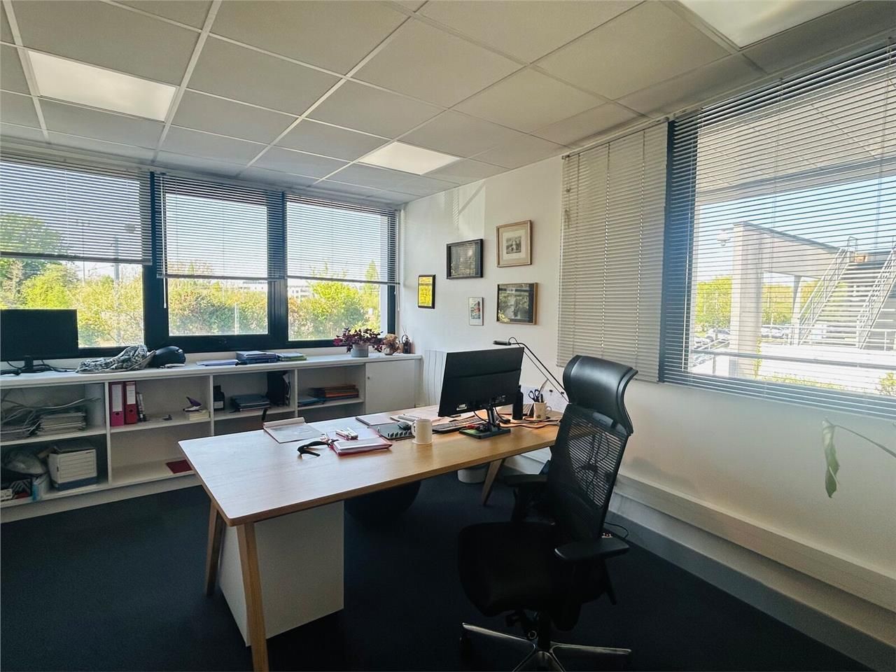 Situé dans une zone d'activité de Lorient, nous v