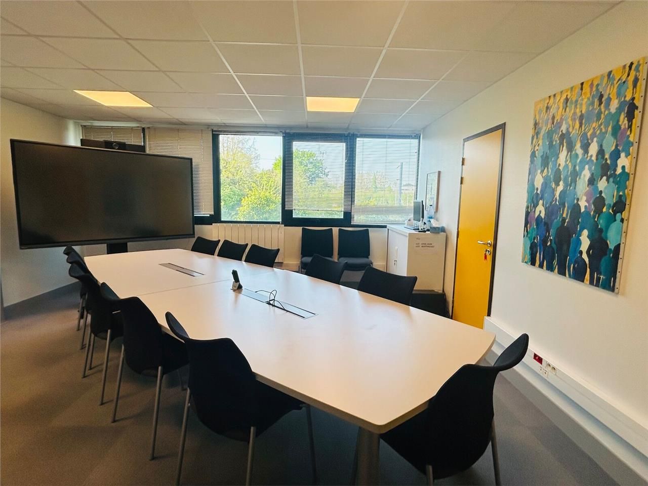 Situé dans une zone d'activité de Lorient, nous v