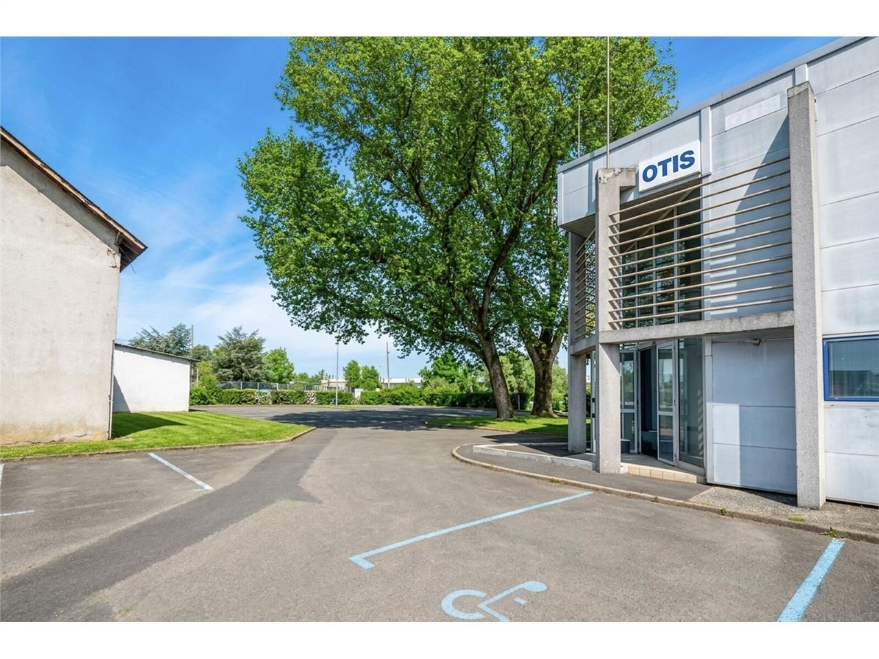 Bâtiment d'activité à louer - Emplacement stratég