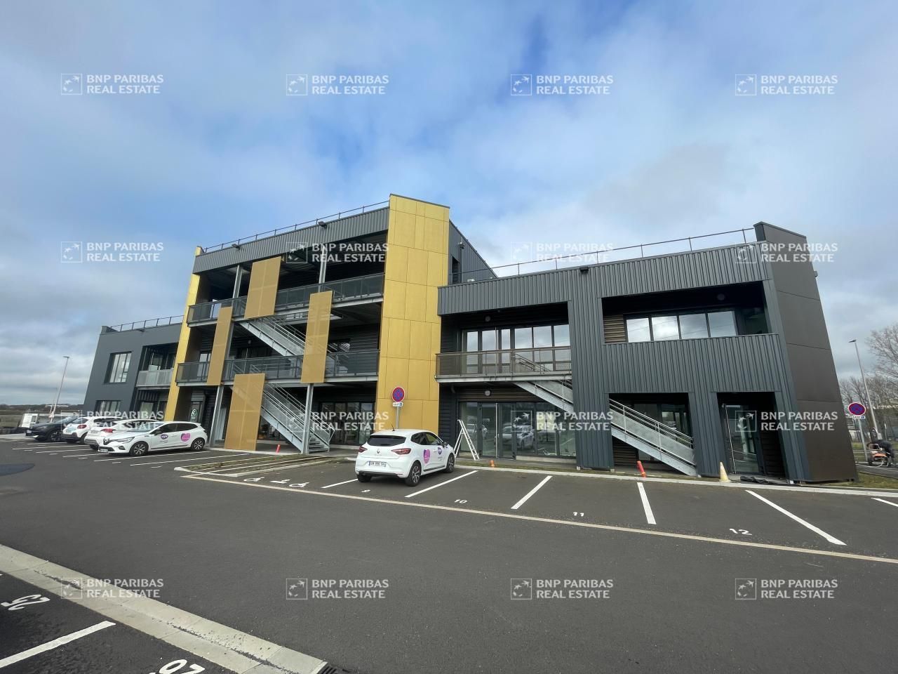 1020 m² pour ce bureaux en location à Saran