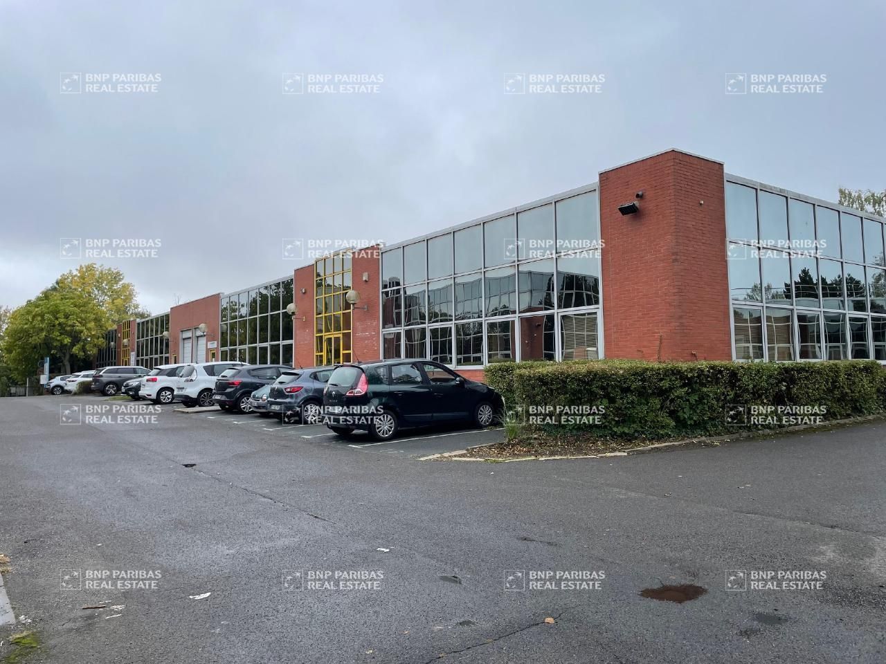 2426 m² pour ce activité en location à Les ulis