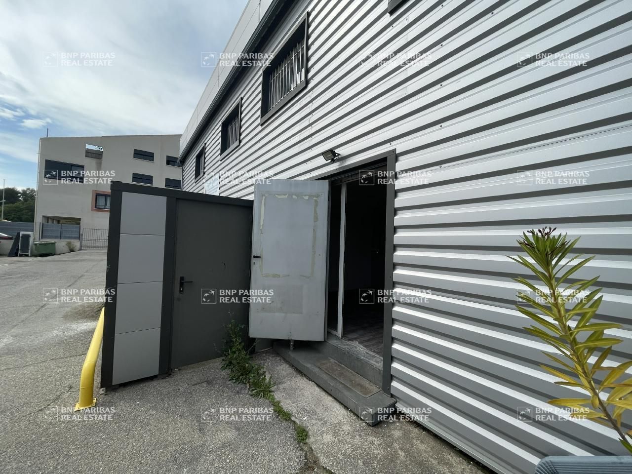 60 m² pour ce activité en location à Venelles