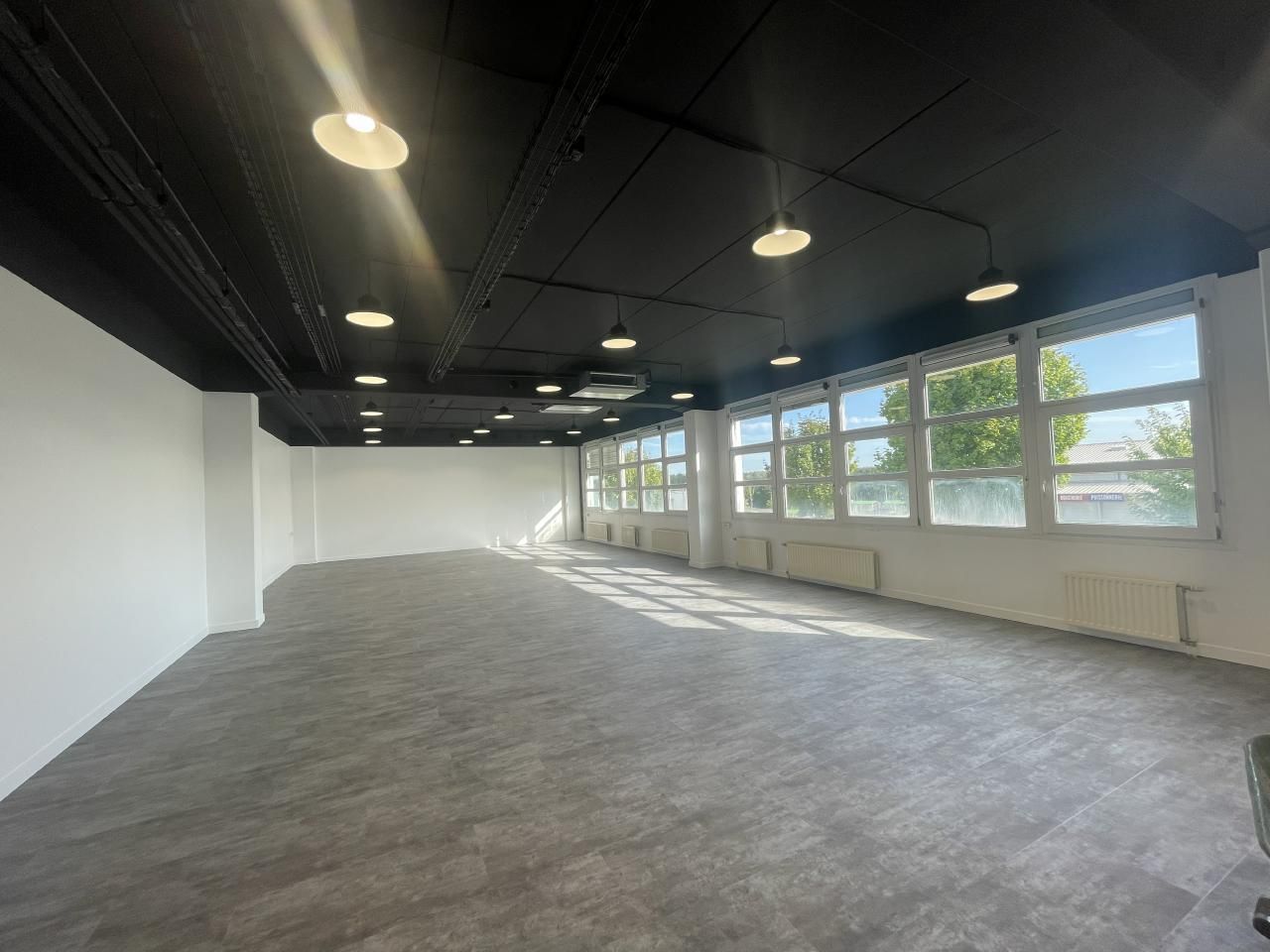 1254 m² pour ce bureaux en location à Goussainville