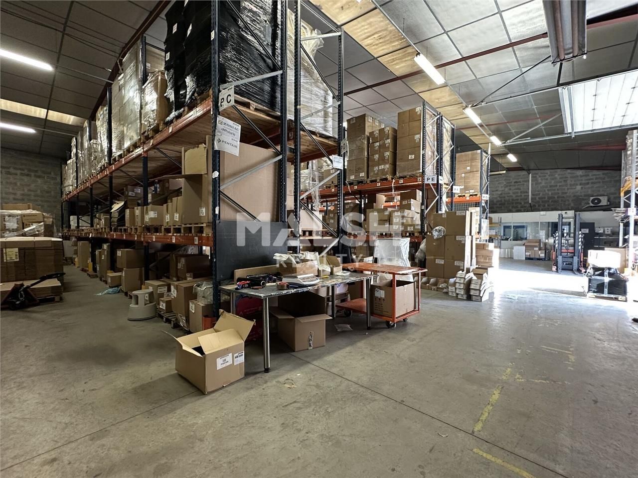 Au sein d'un parc d'activités clos à Chassieu, no