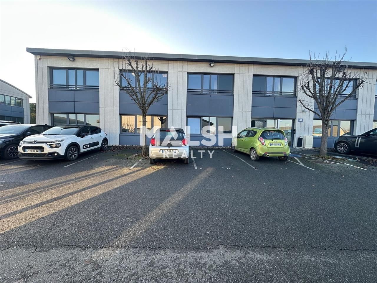 Au sein d'un parc tertiaire dans un bâtiment enti