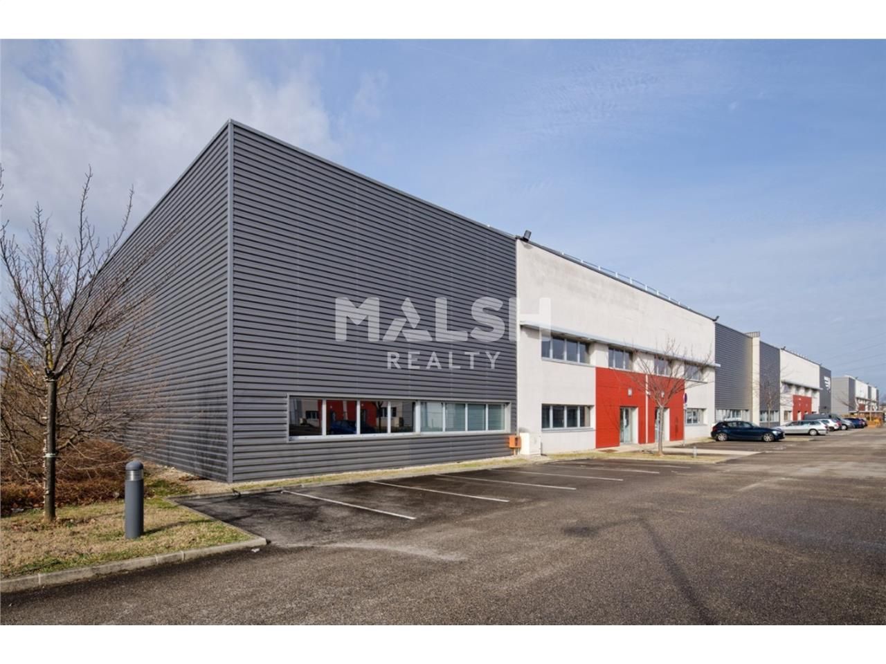 A proximité de l'A43 et de la D383, au sein de l'