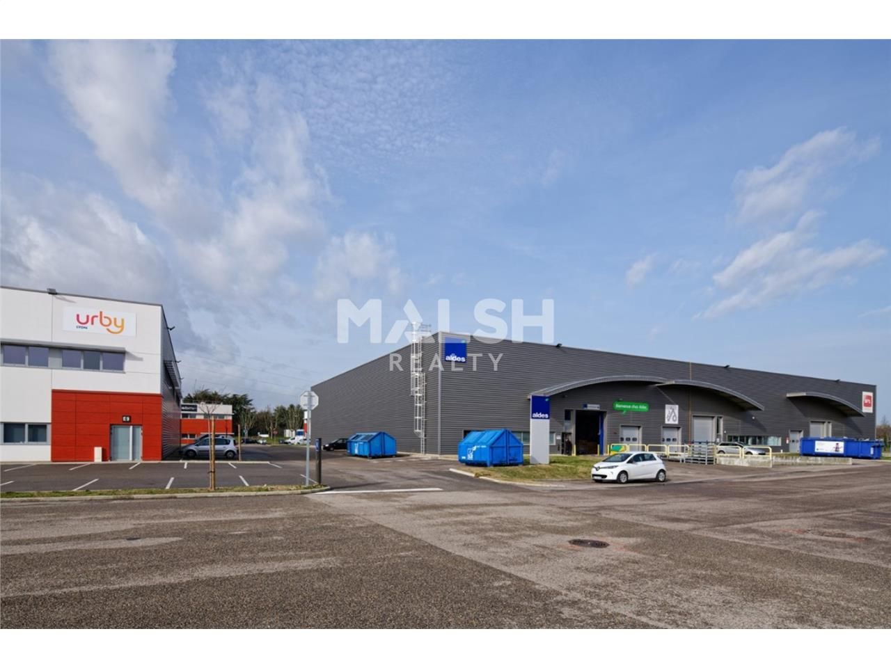 A proximité de l'A43 et de la D383, au sein de l'