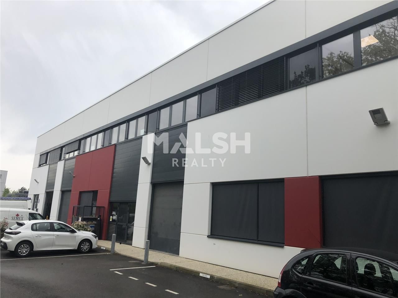 Au sein d'un parc d'activités composé de plusieur