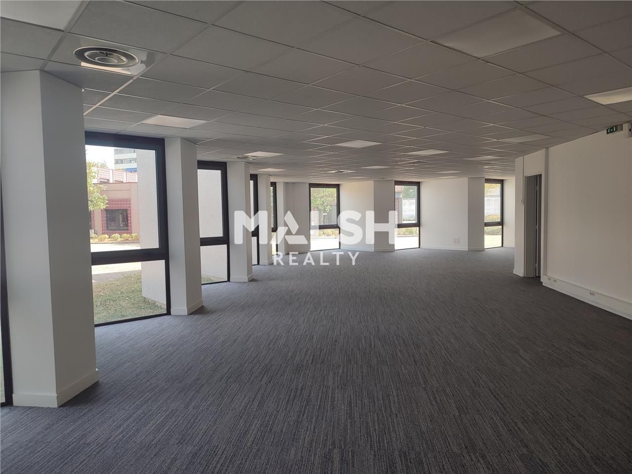 Au sein d'un parc tertiaire calme, arboré, clos e