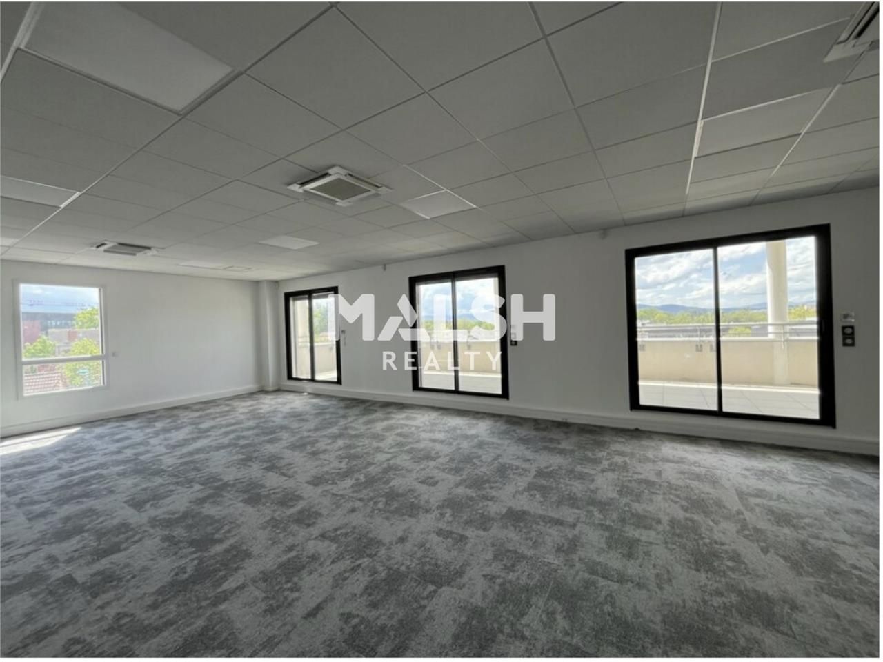 Nous vous proposons un  plateau de bureaux de 382