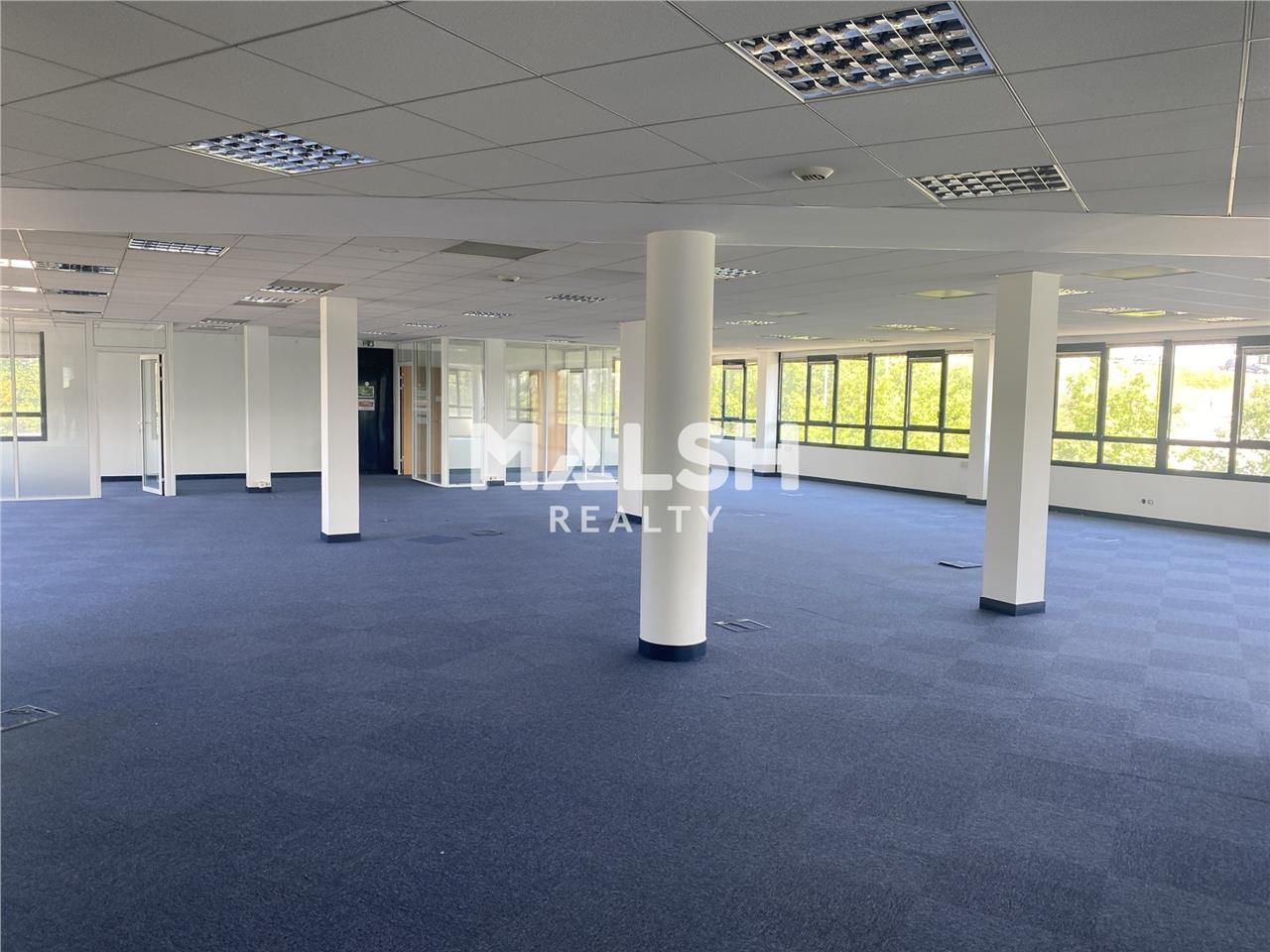 Nous vous proposons à la location 899 m² de burea