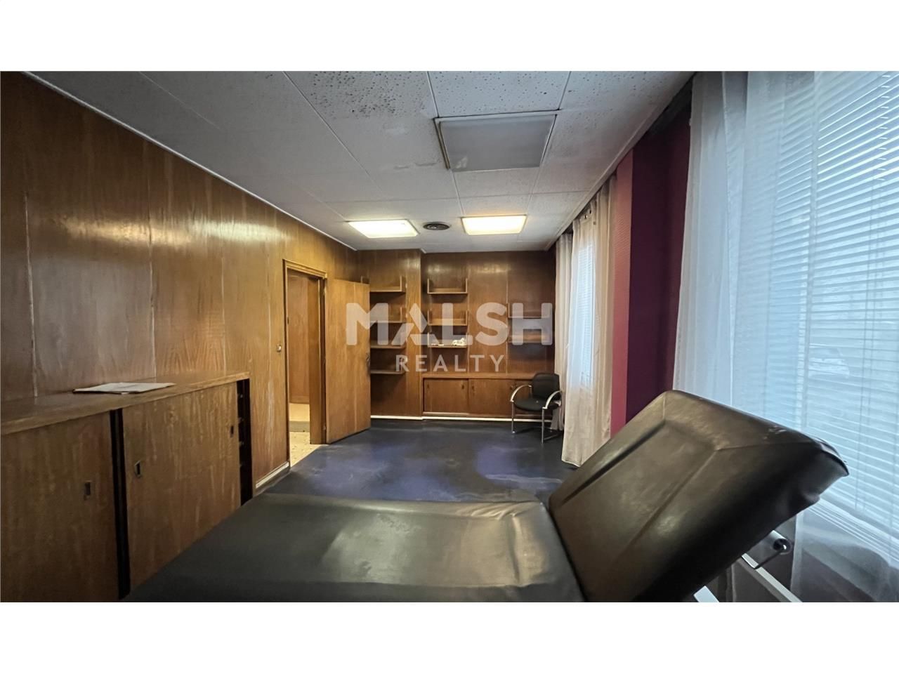 Nous vous proposons, à la vente, un local travers