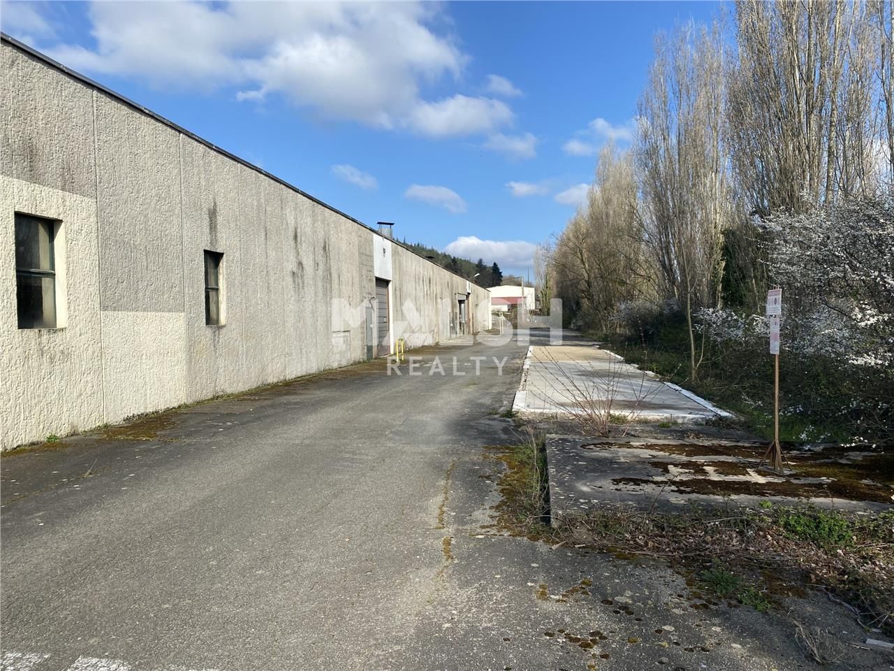 Sur un terrain indépendant et clos de 10 757 m², 