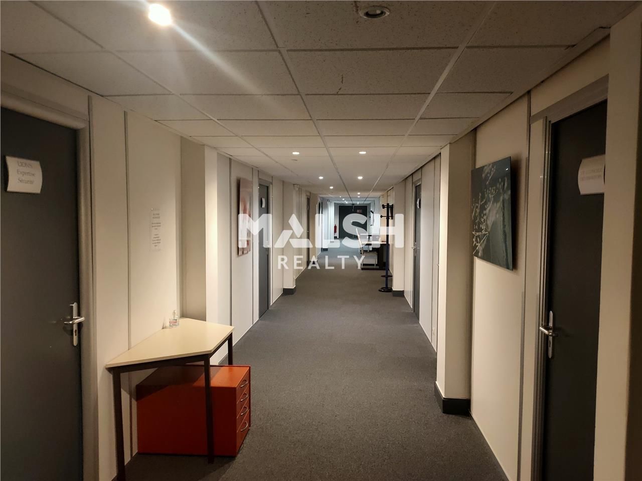 Nous vous proposons des bureaux à la vente d'une 