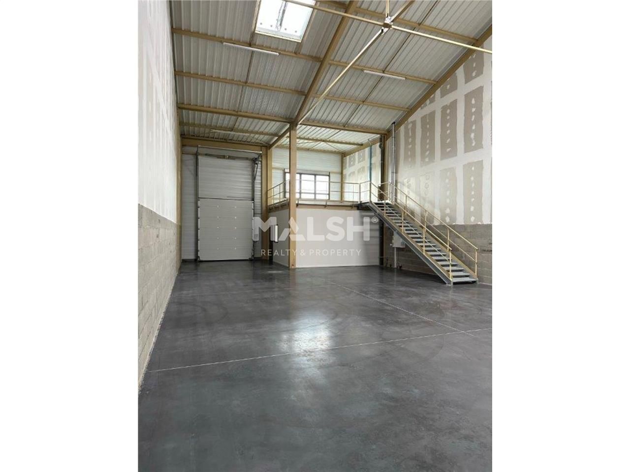 Au sein d'un parc d'activités composé d'un bâtime