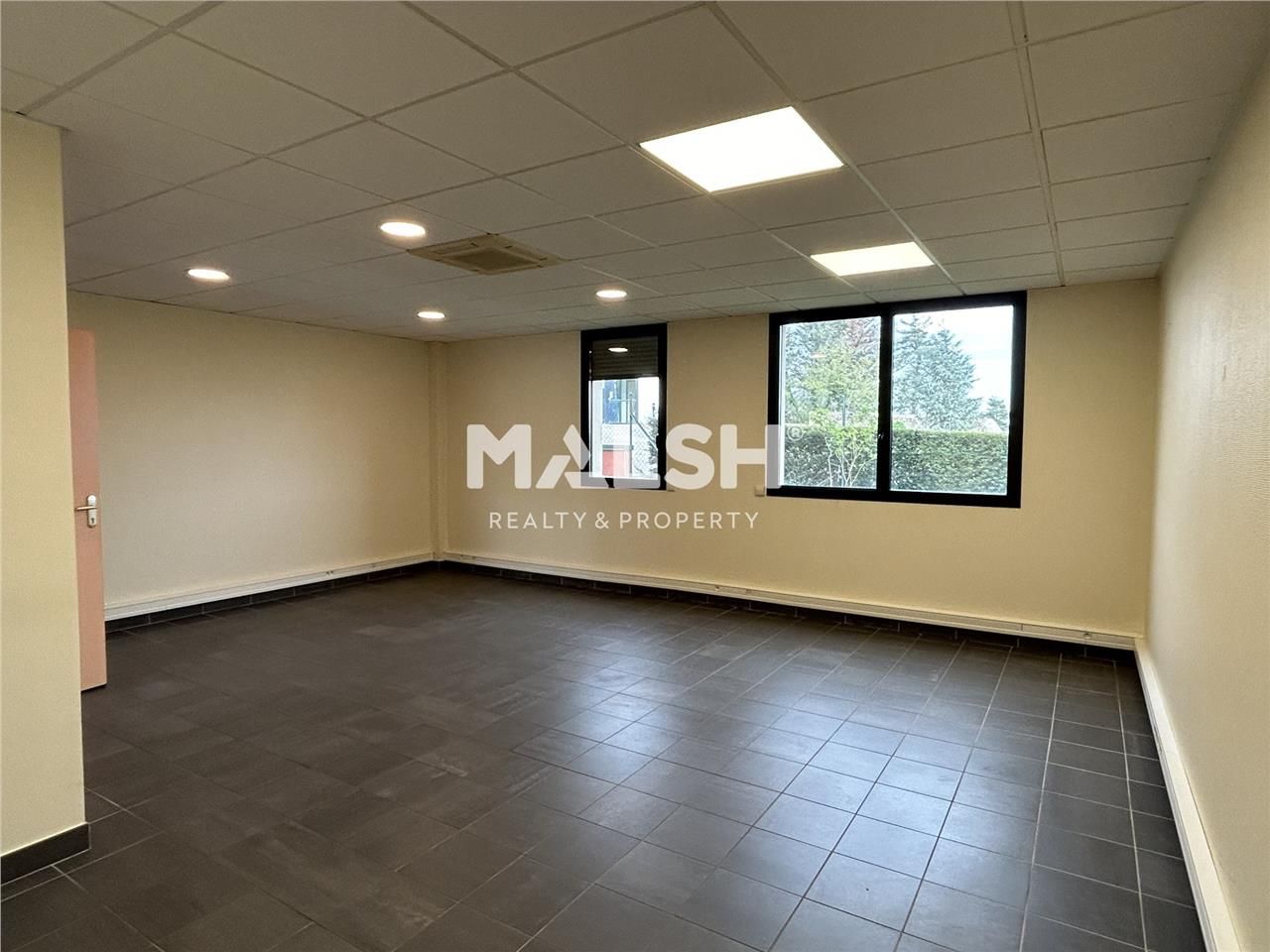 Nous vous proposons à la location, une surface de