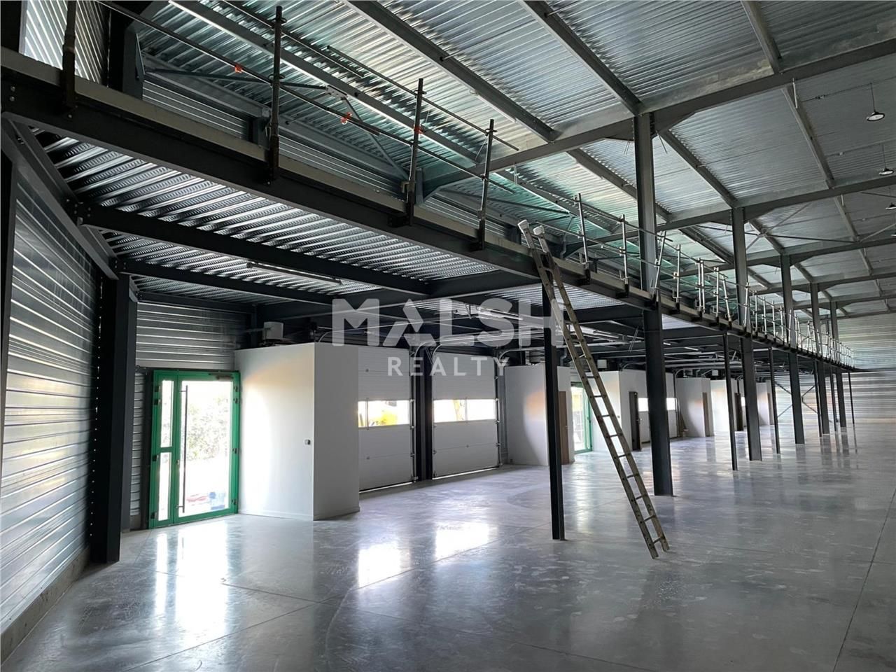 Dans un nouveau parc d'activités clos, nous vous 