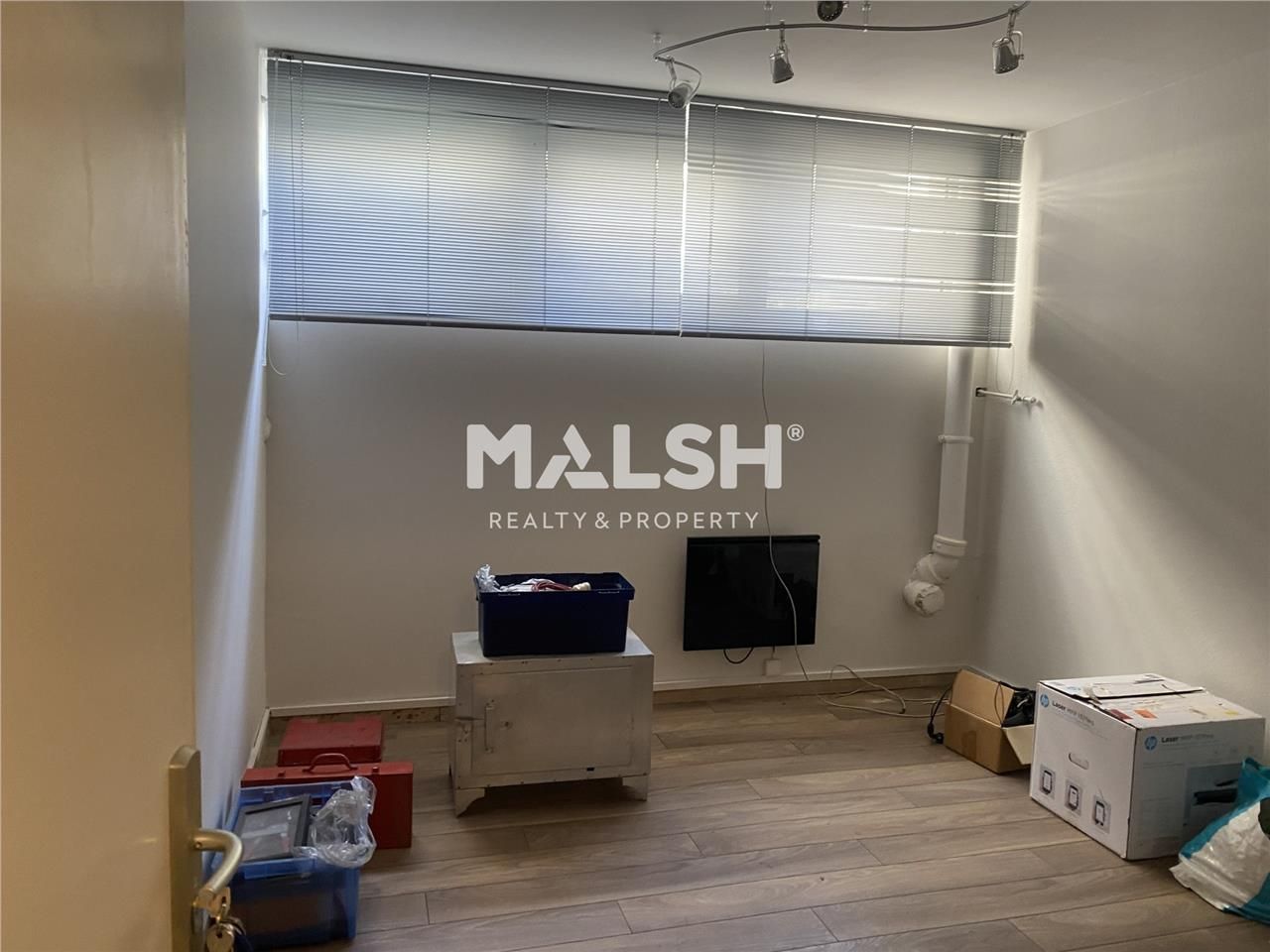 Nous proposons à la vente des bureaux en bon état