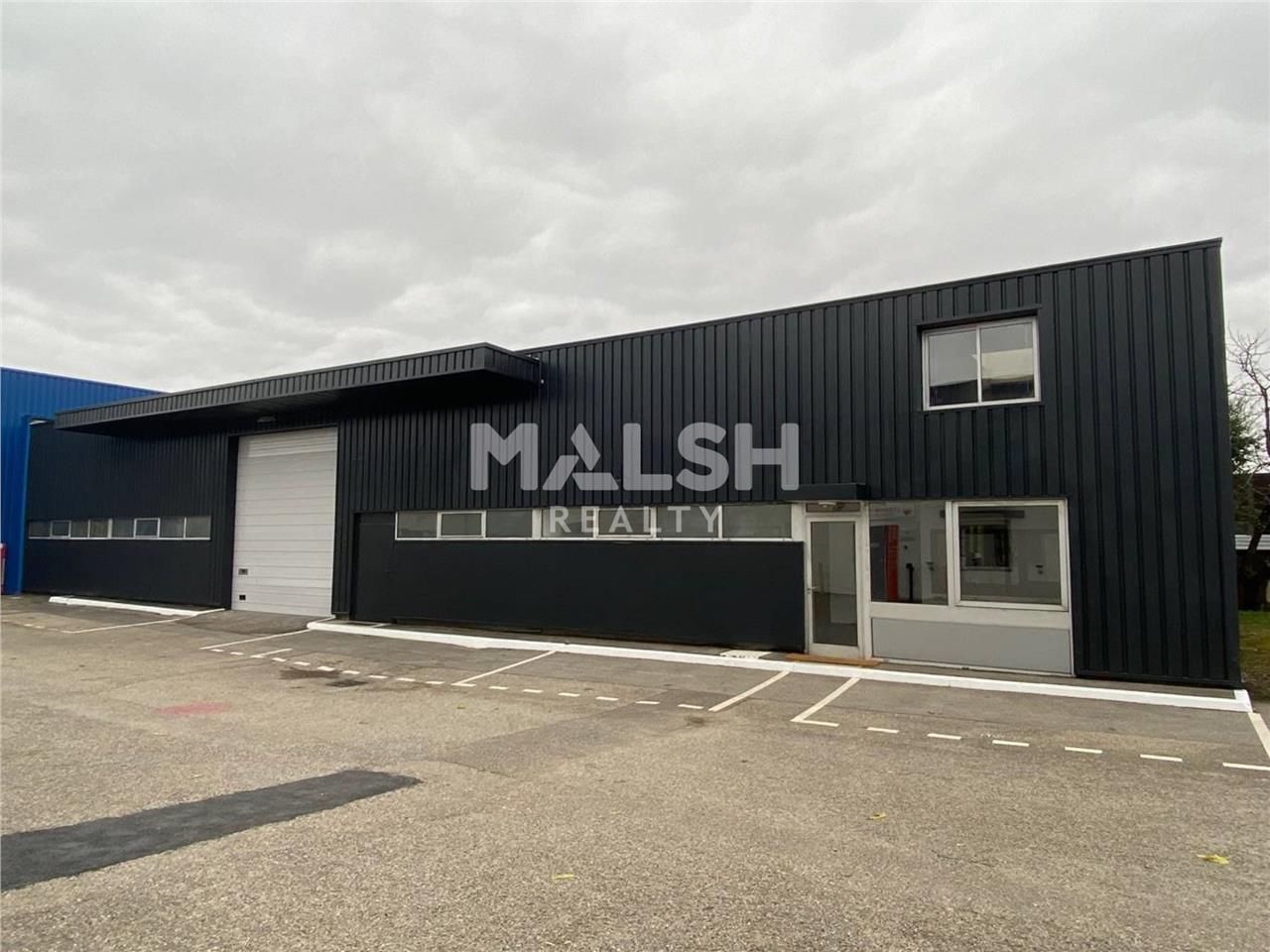 Sur un terrain clos et sécurisé par la présence d