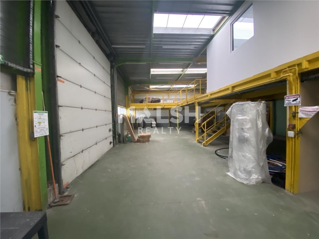 Sur un terrain clos et sécurisé par la présence d