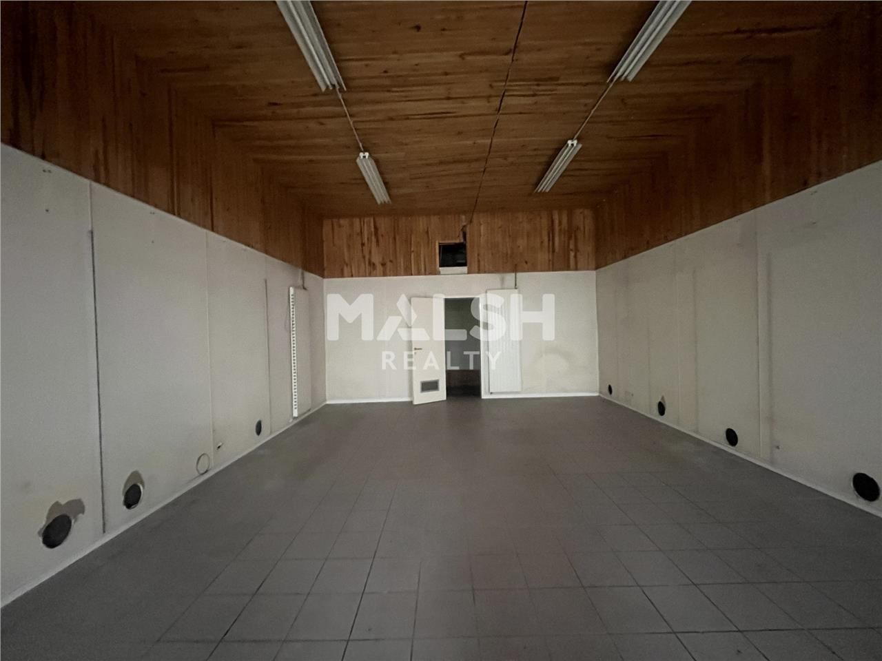 Nous vous proposons à la location un local commer