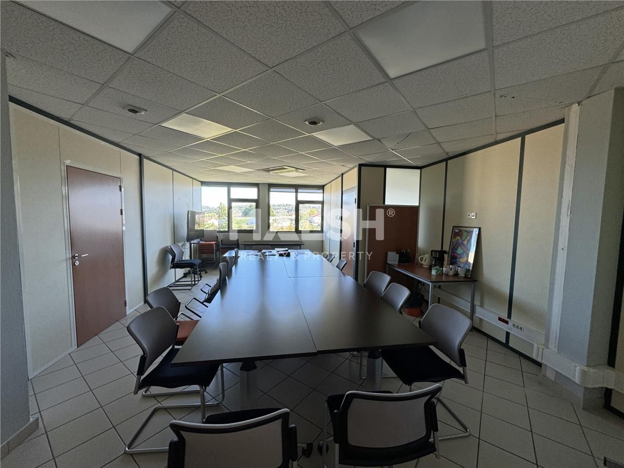 Nous vous proposons à la location, 156 m² de bure