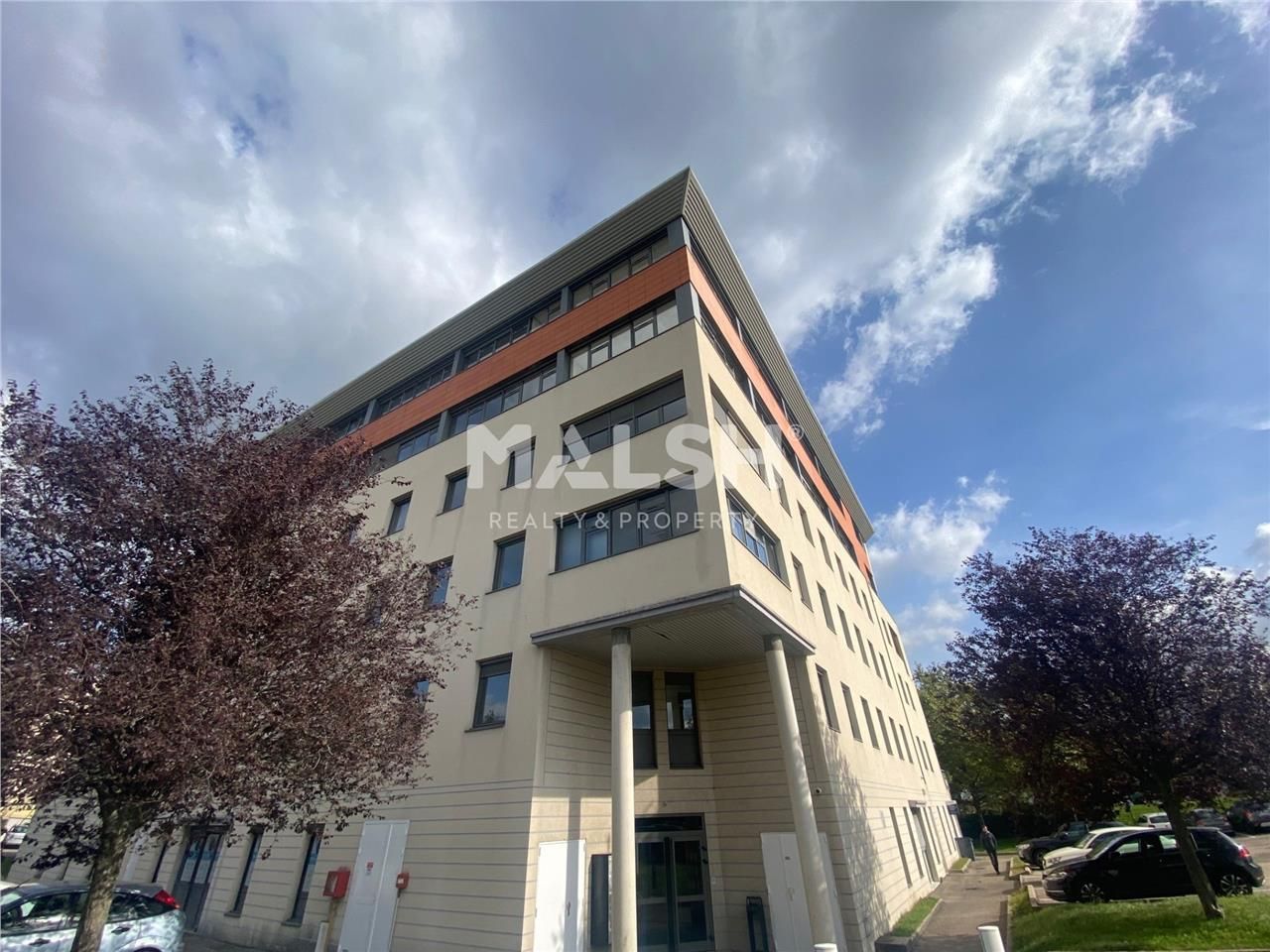 Nous vous proposons à la location, 156 m² de bure