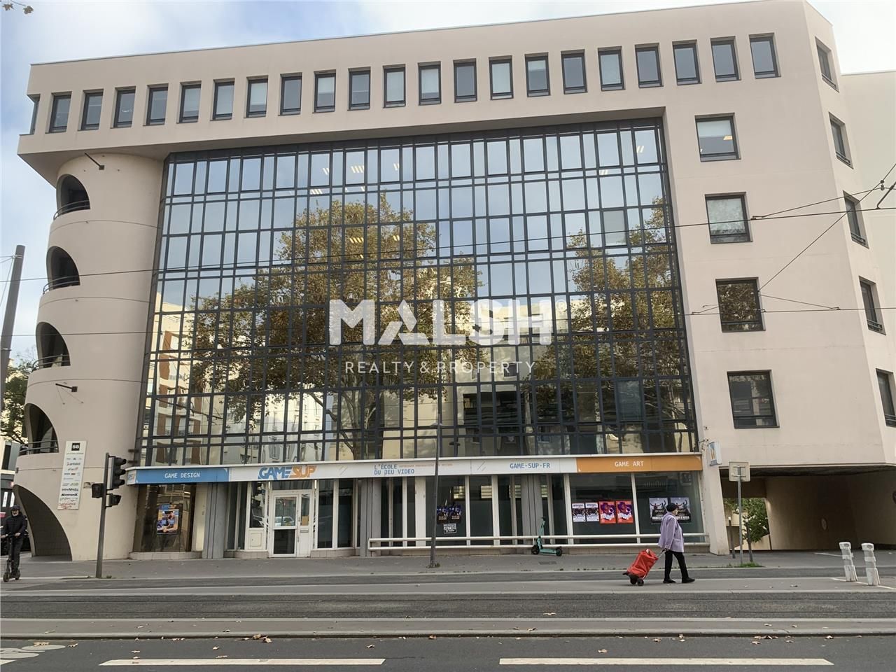 Nous vous proposons à la location, une surface de