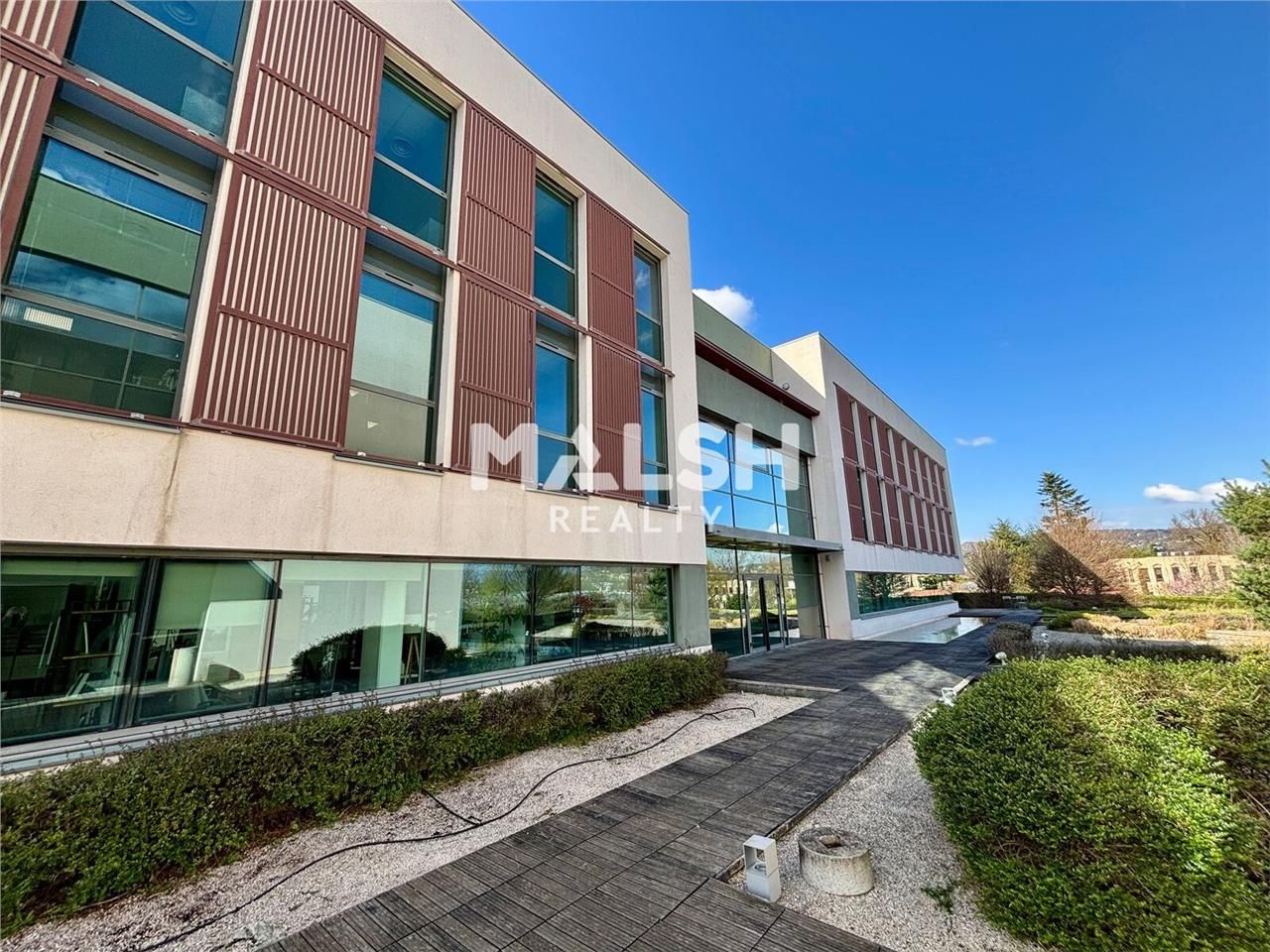 Nous vous proposons à la location, des bureaux ré