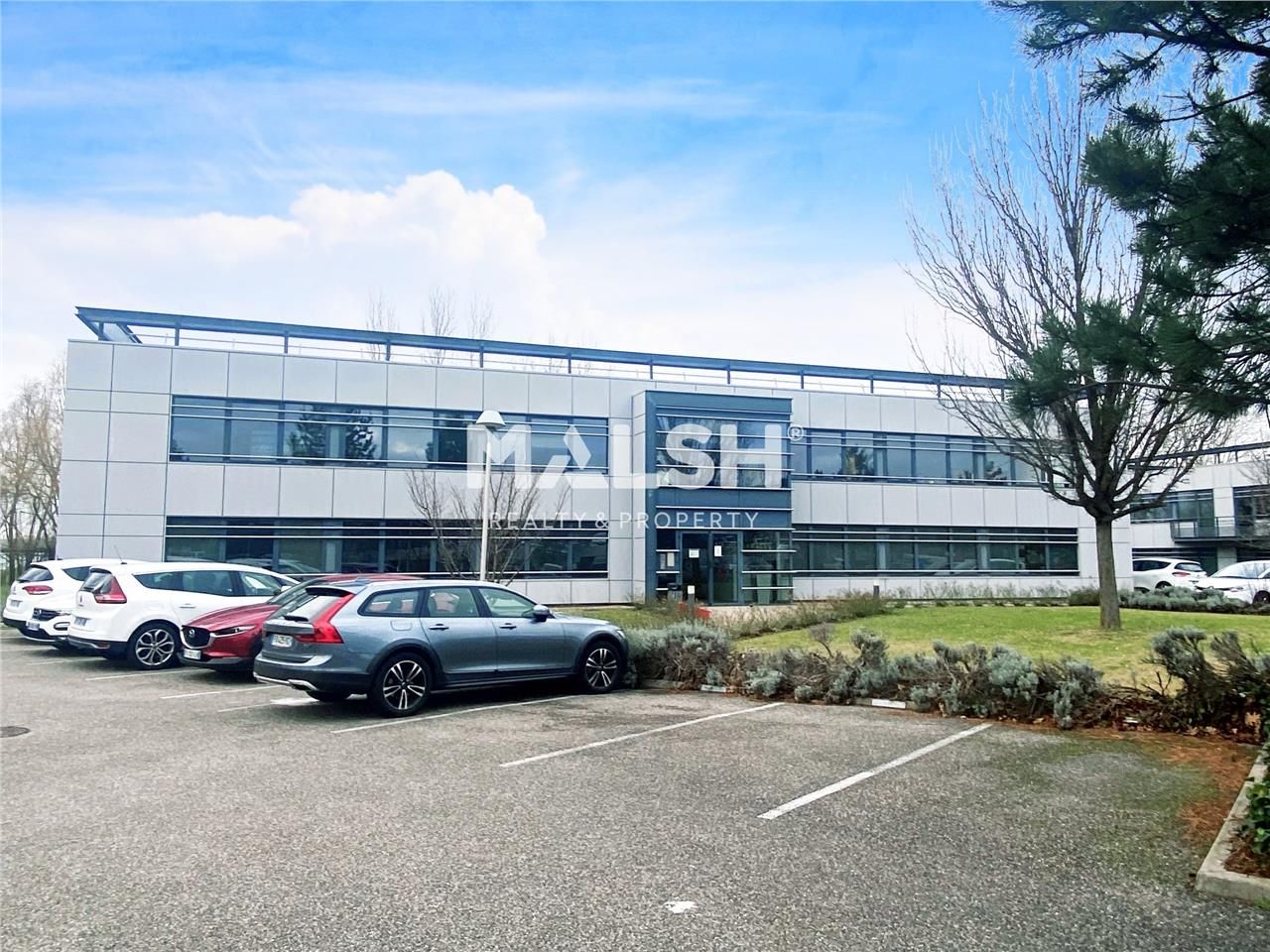 Nous vous proposons une surface de bureau de 193 