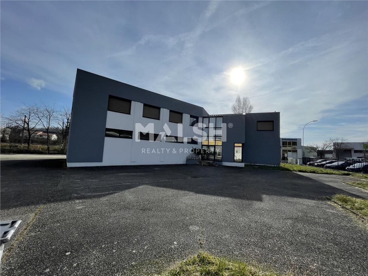 Sur un terrain indépendant et clos de 2438 m², no
