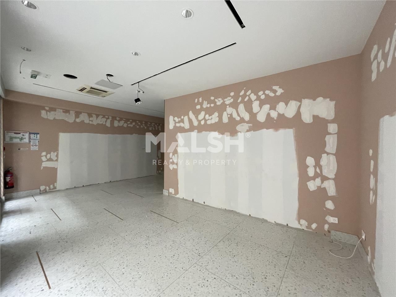 Nous vous proposons à la location pure un local c