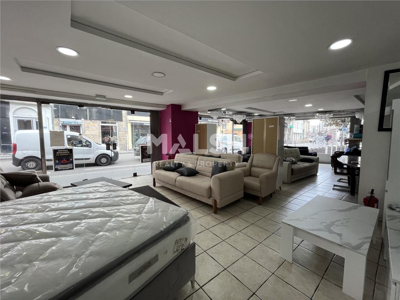 Nous vous proposons à la location, un local comme