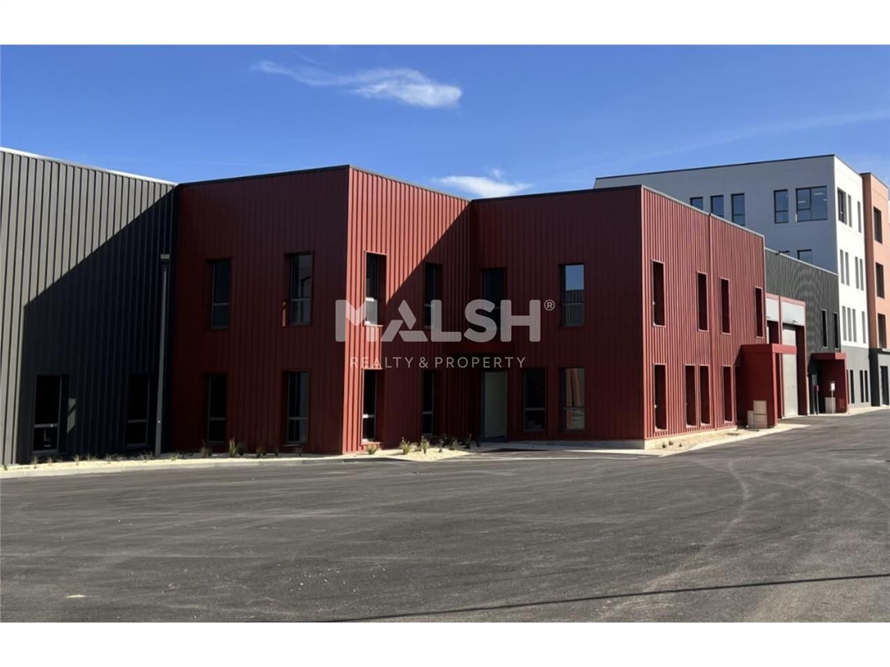 Dans un parc d'activités clos et sécurisé au coeu