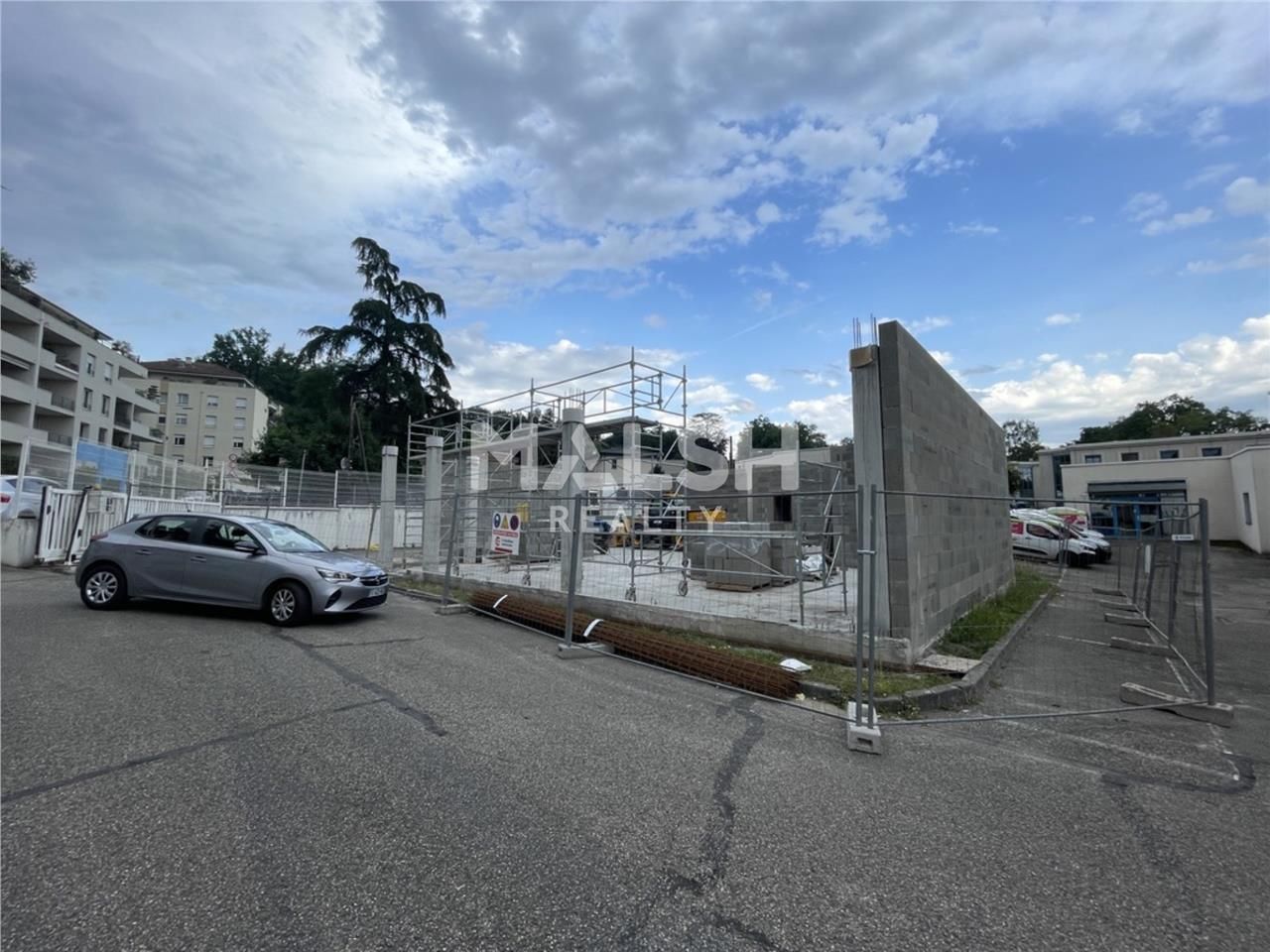 A l'entrée d'un parc d'activités clos et sécurisé