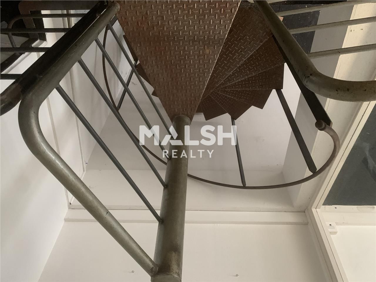 Nous vous proposons à la vente  111 m² de bureaux