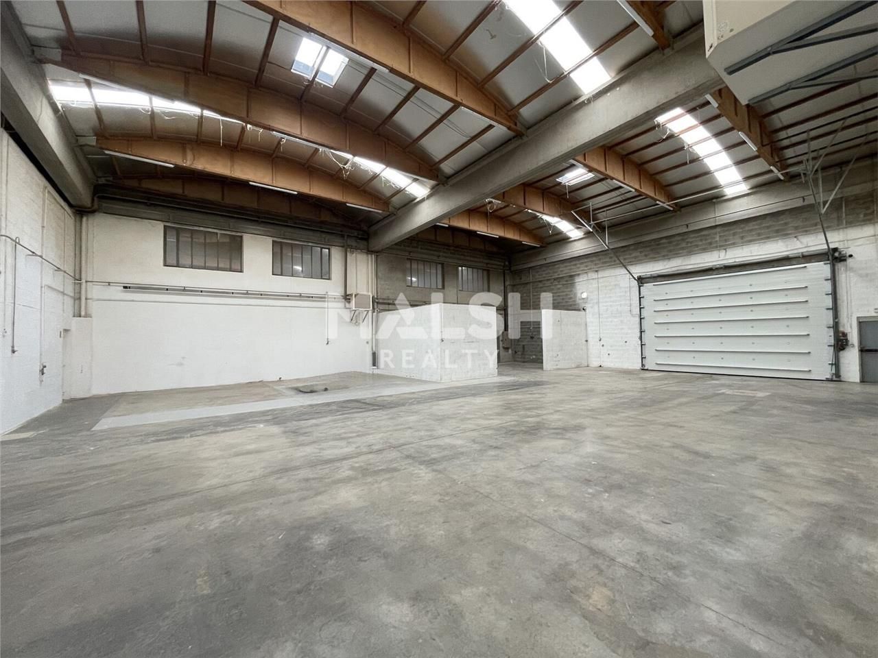 Au sein d'un parc d'activités dans la ZI Mi-Plain