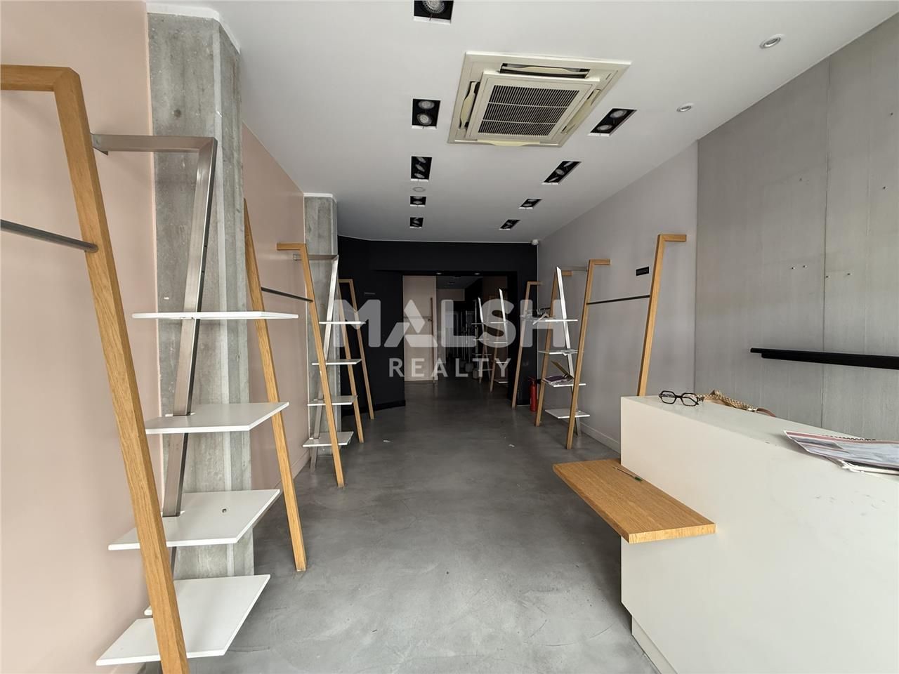 Nous vous proposons à la location un local commer