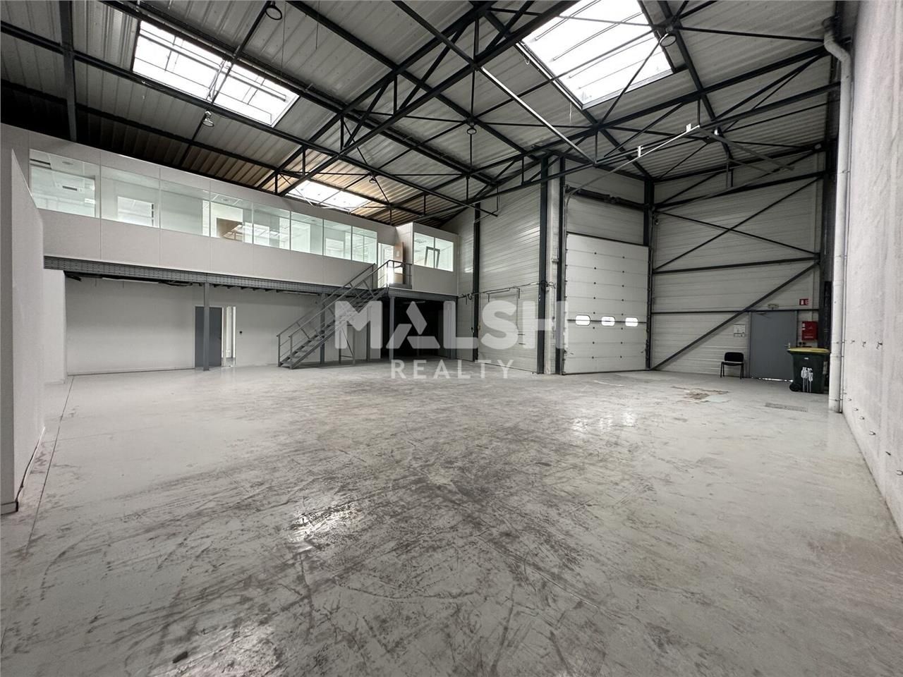 En bordure de l'A43 et à proximité directe des pr