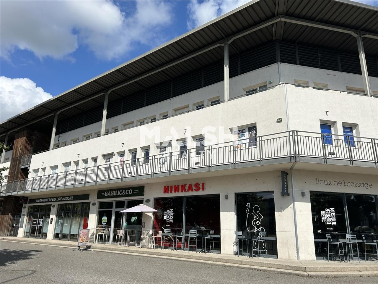 Proche des grands axes routiers, dans un immeuble