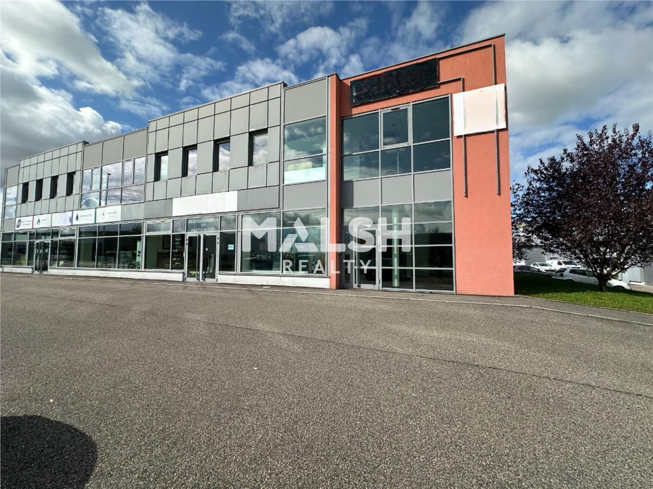 Sur un site clos en bordure de la D306 à Arnas, n