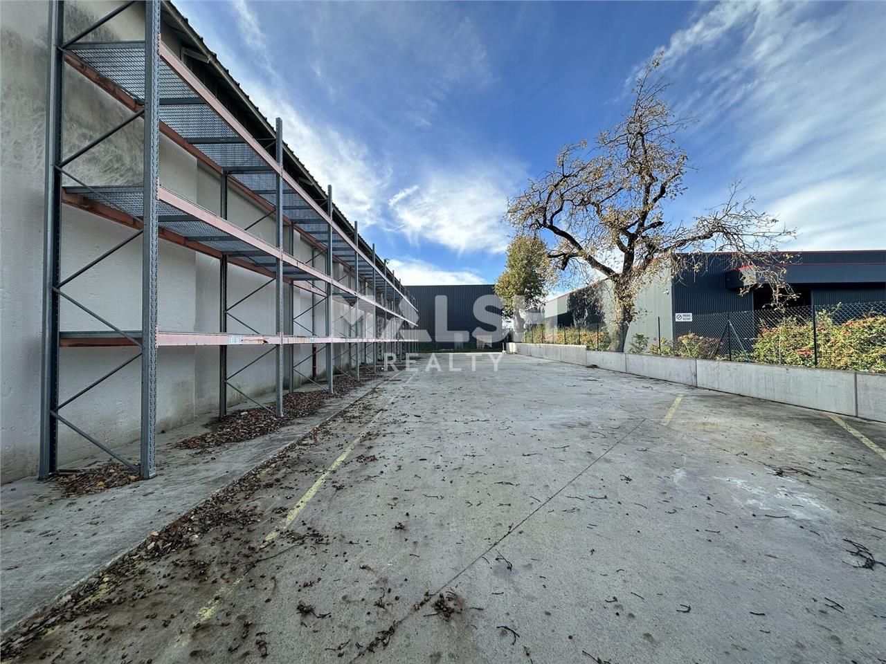 Au coeur de la ZI Mi-Plaine à Chassieu, sur un te